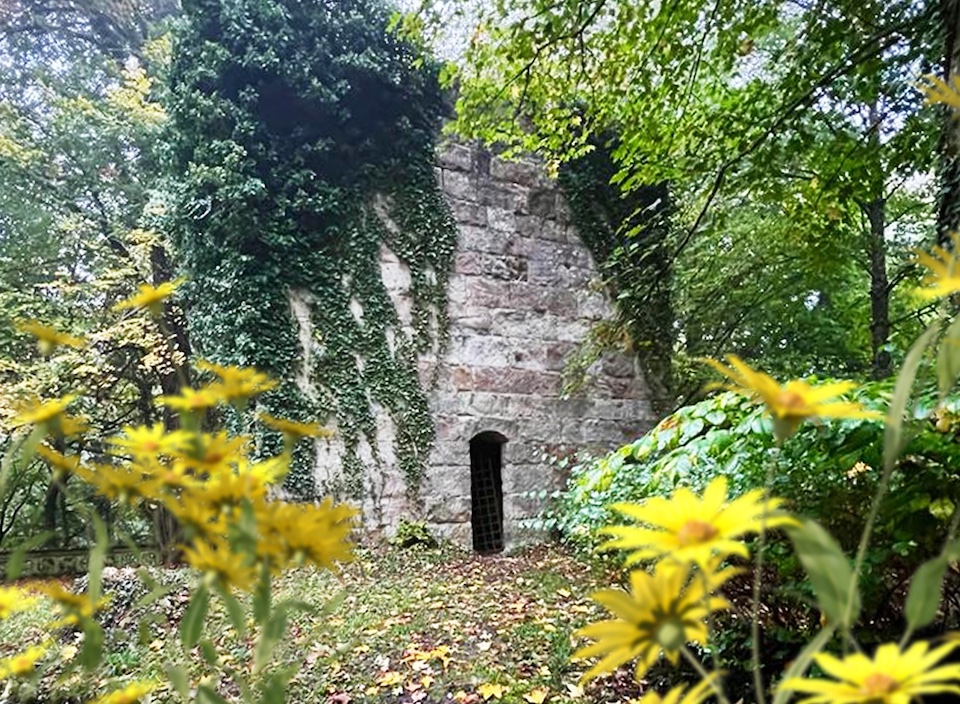Schloss-Anlage: Wasserturm und Zisterne